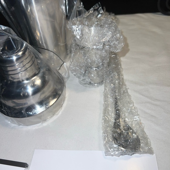 Cresimo 24 Oz. Stainless Steel Cocktail Shaker w/built-in strainer 3 Pce Set New - Picture 15 of 16